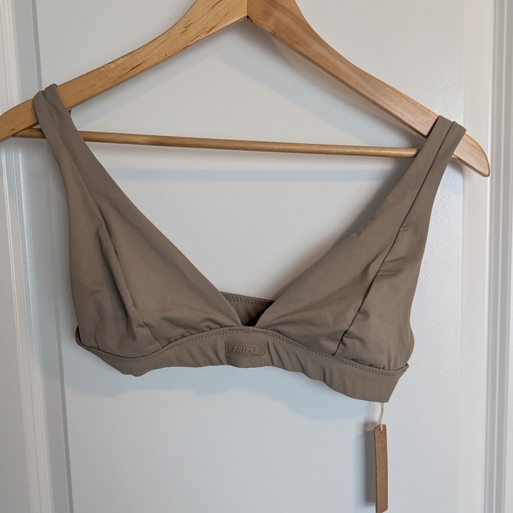 NWT SKIMS Signature Swim Plunge Bikini Top Size M Color Desert